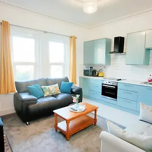  Apartment Flat-c, 4 Adults, 20 Mins To Beach, Netflix, Wifi, Sleeps 4 Adults