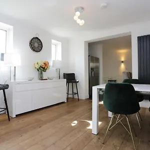 https://bournecoast-home-with-snug-games-room-garden-3114.tophotelsbath.com
