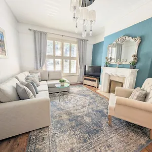  Apartment Large Family Apartment, Walking Distance To With Private Garden & Parking