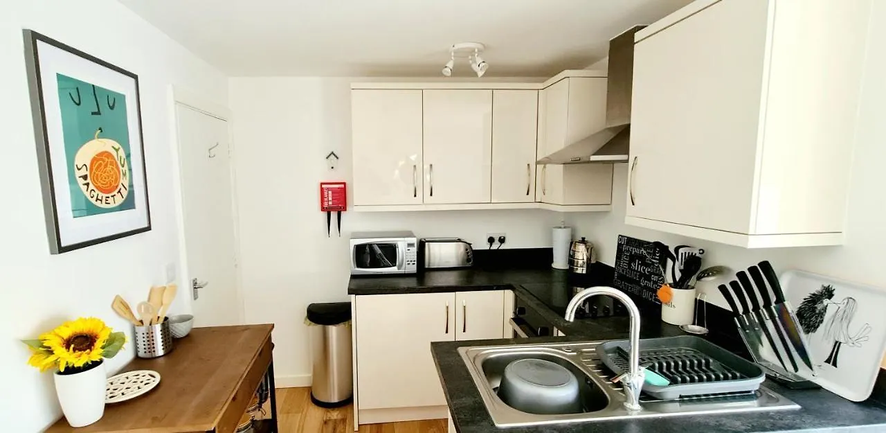 Sea Breeze, 2 Bdr With En-Suites, Private Parking, Internet- Sleeps 4 Ppl Bournemouth