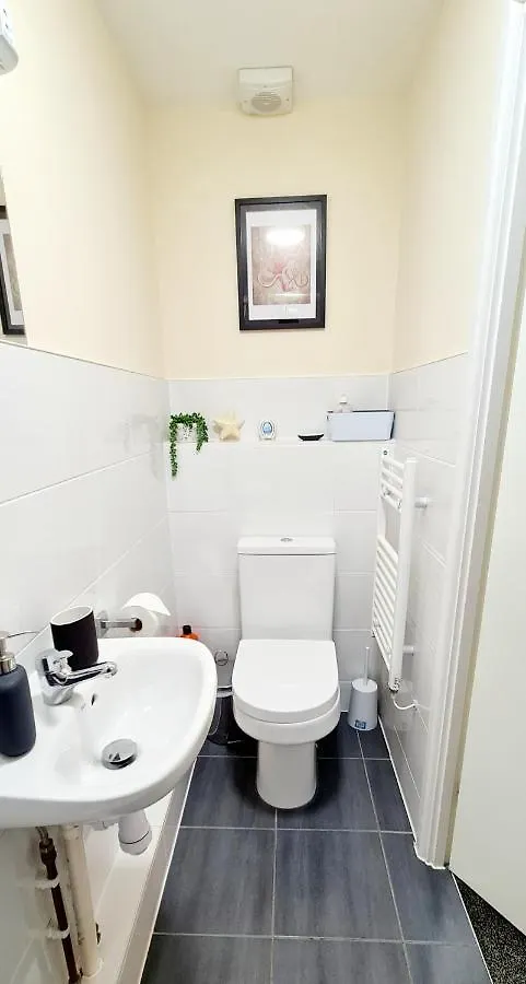 Sea Breeze, 2 Bdr With En-Suites, Private Parking, Internet- Sleeps 4 Ppl Bournemouth United Kingdom