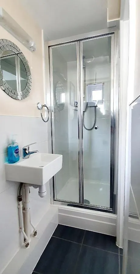 Sea Breeze, 2 Bdr With En-Suites, Private Parking, Internet- Sleeps 4 Ppl Bournemouth Apartment