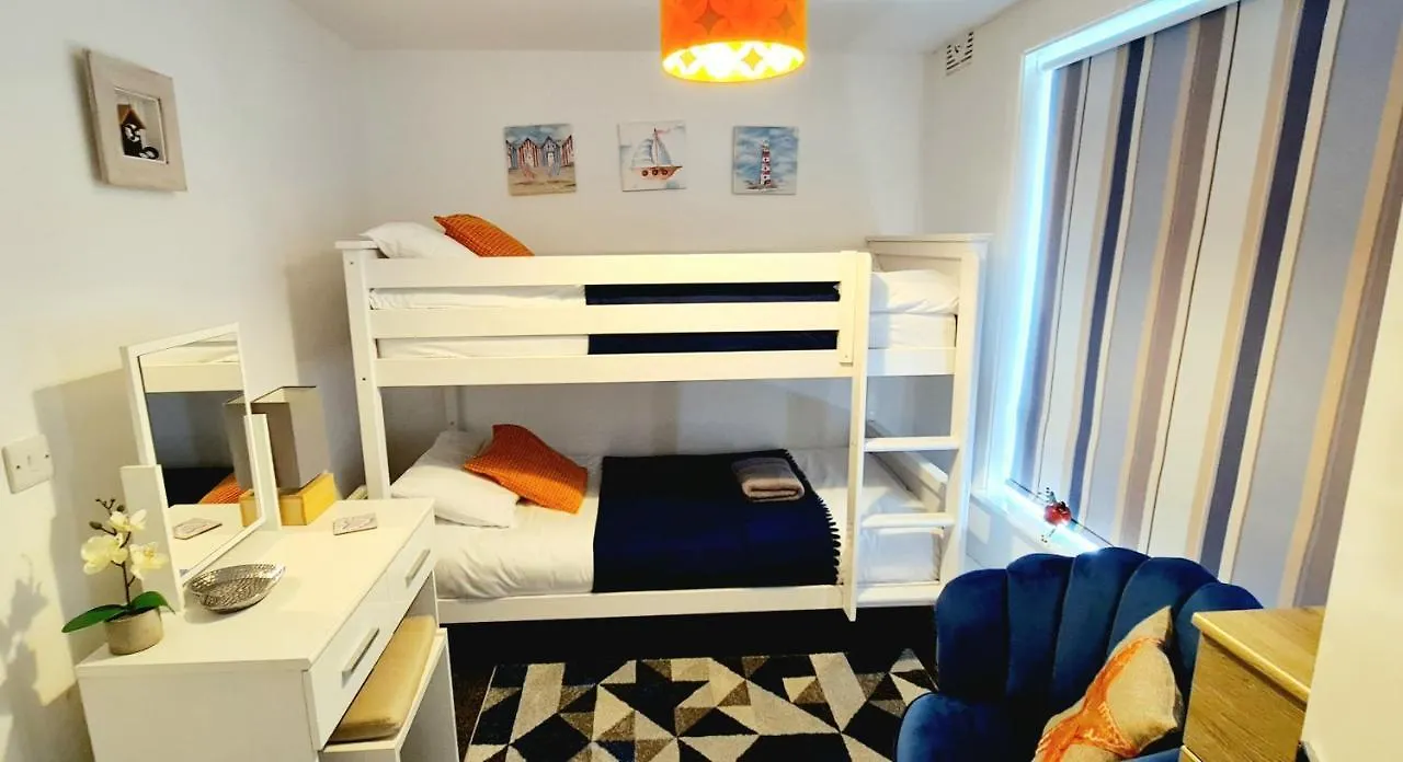 Apartment Sea Breeze, 2 Bdr With En-Suites, Private Parking, Internet- Sleeps 4 Ppl Bournemouth