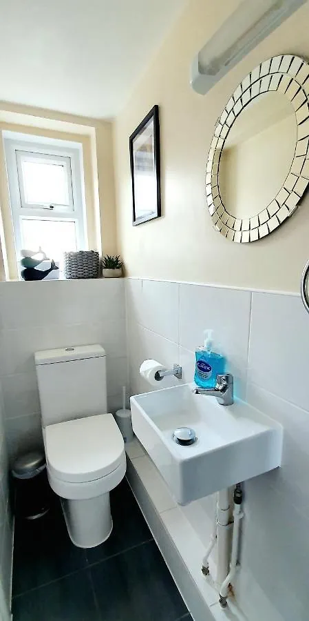 Apartment Sea Breeze, 2 Bdr With En-Suites, Private Parking, Internet- Sleeps 4 Ppl Bournemouth