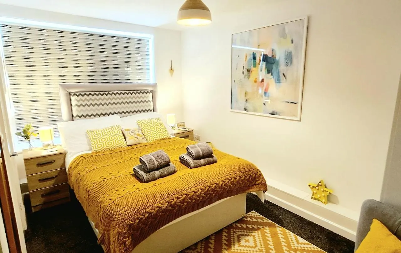 Apartment Sea Breeze, 2 Bdr With En-Suites, Private Parking, Internet- Sleeps 4 Ppl Bournemouth