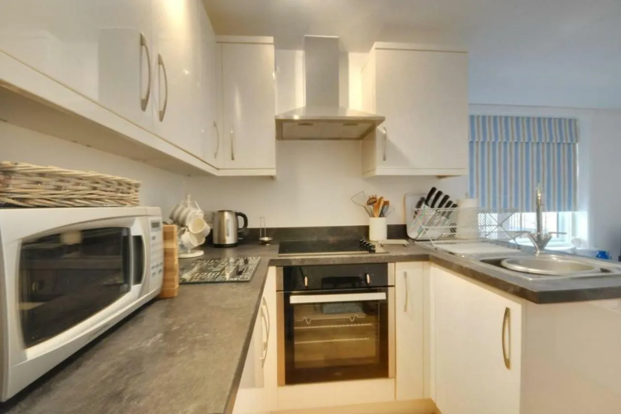 Sea Breeze, 2 Bdr With En-Suites, Private Parking, Internet- Sleeps 4 Ppl Bournemouth Apartment